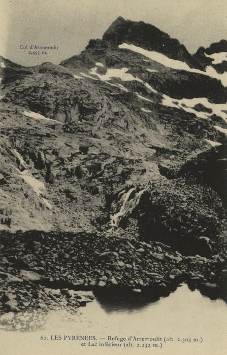 Les Pyrénées : Refuge d'Arremoulit (alt. 2.304 m.) et Lac inférieur (alt. 2. 232 m.)